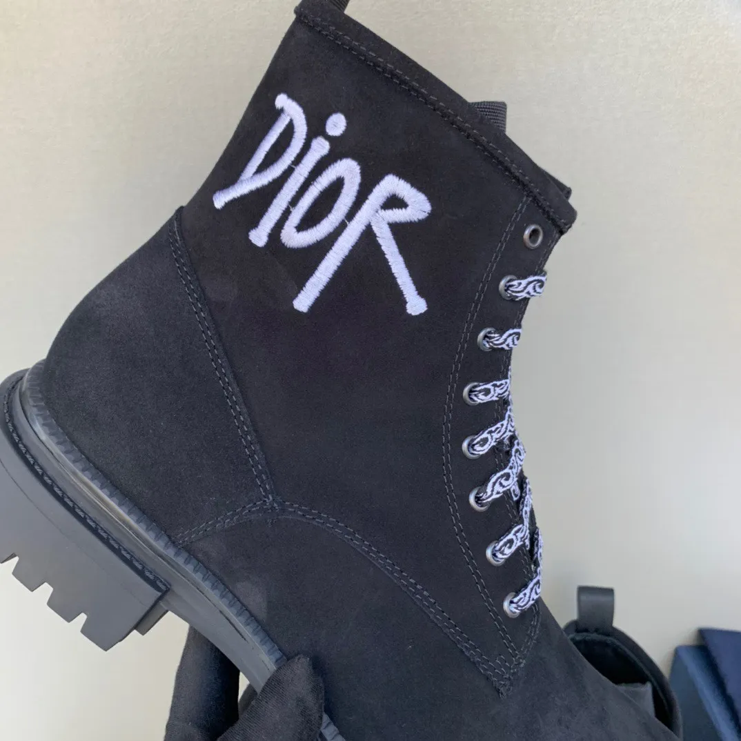 [DIOR] Top P: 1000💰 Number of yards: 39~44 (38.45 custom-made, non-refundable) Dior Dior~ Winter series, original 1:1 development Casual men's leather shoes Heavy investment, shoes and boots are made of imported cowhide + imported Dior special fabric Not easy to deform black cowhide lining Dior large hardware inlay Original TPU vacuum outsole, black cowhide Black open edge beads Military green suede Black suede Khaki suede leather is crafted by a large factory, and the perfect product is only prepared for you who know your taste! Any comparisons are welcome.